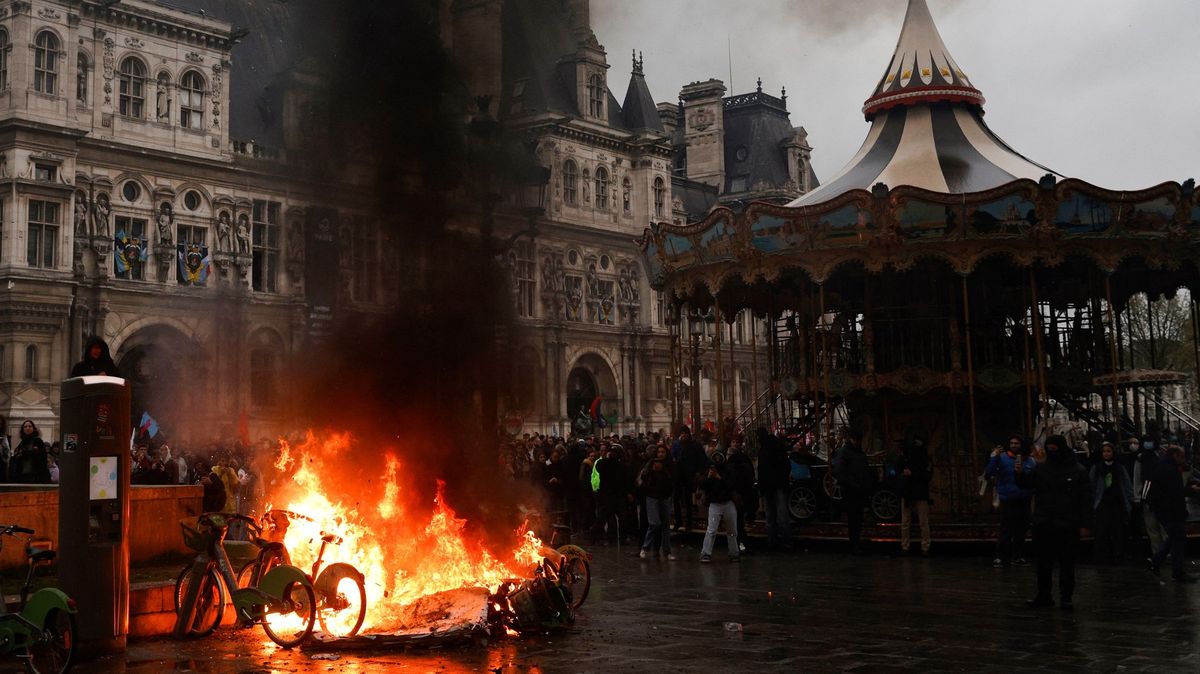 V ulicích Paříže hořelo. Soud podpořil Macronovu důchodovu reformu